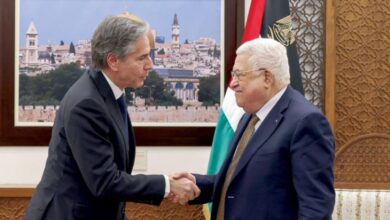 عباس يسلم ملفاً يوثق جرائم "إسرائيل"