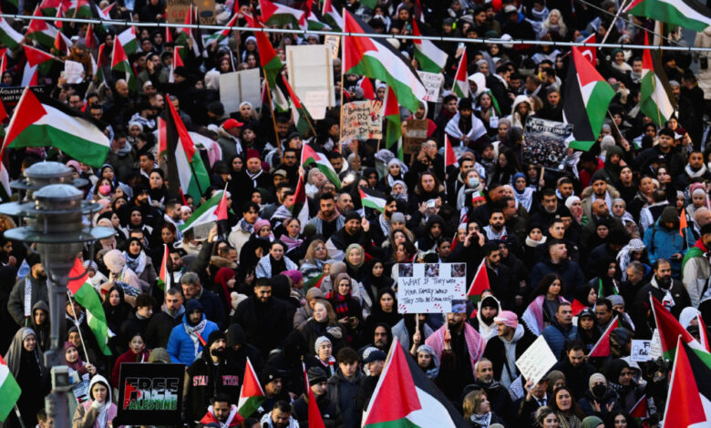 متظاهرون متضامنون مع غزة والفلسطينيين في برلين - رويترز