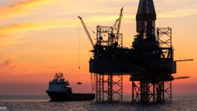 النفط يواصل حصد مكاسبه وسط مخاوف من تدهور الأوضاع في البحر الأحمر