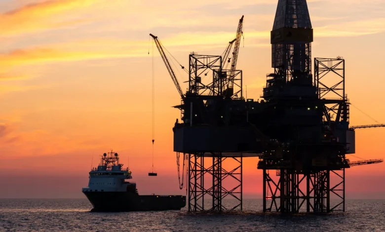 النفط يواصل حصد مكاسبه وسط مخاوف من تدهور الأوضاع في البحر الأحمر