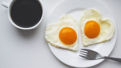 خبراء تغذية يحذرون من تناول البيض مع هذه المشروبات