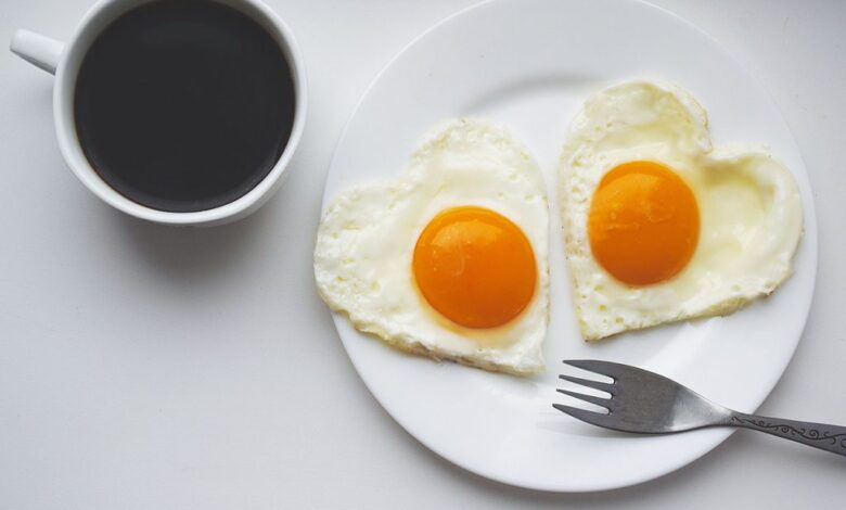 خبراء تغذية يحذرون من تناول البيض مع هذه المشروبات