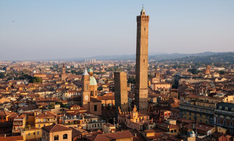 مخاوف من انهيار "برج مائل" في إيطاليا