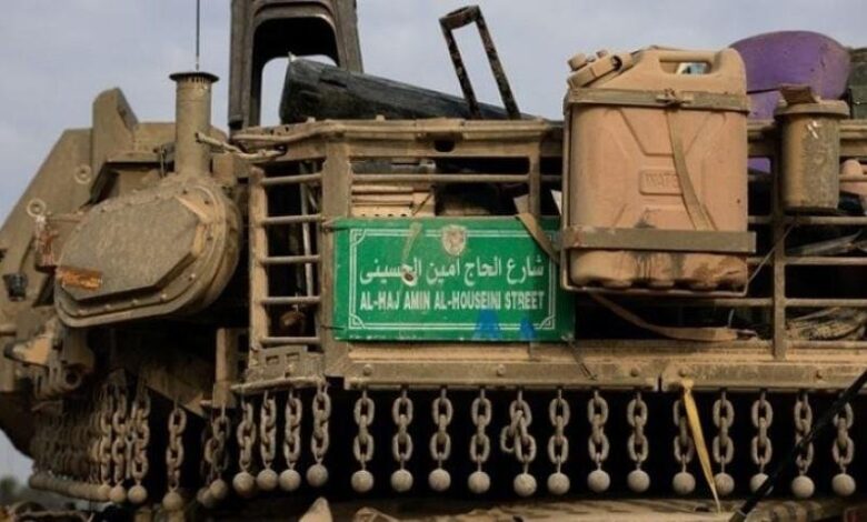 دبابة إسرائيلية بغزة تضع لافتة شارع أمين الحسيني.. لماذا؟