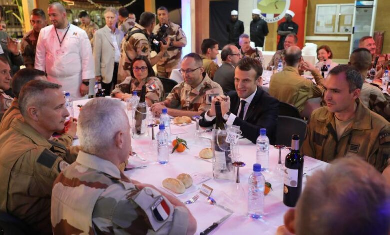 ماكرون يتناول الطعام بقاعدة فرنسية في الأردن