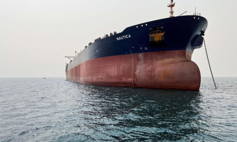 ناقلات النفط الكويتية تعلن إيقاف مرورها في البحر الأحمر