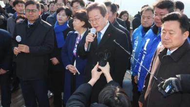بالصور.. زعيم المعارضة في كوريا الجنوبية يتعرض للطعن في الرقبة