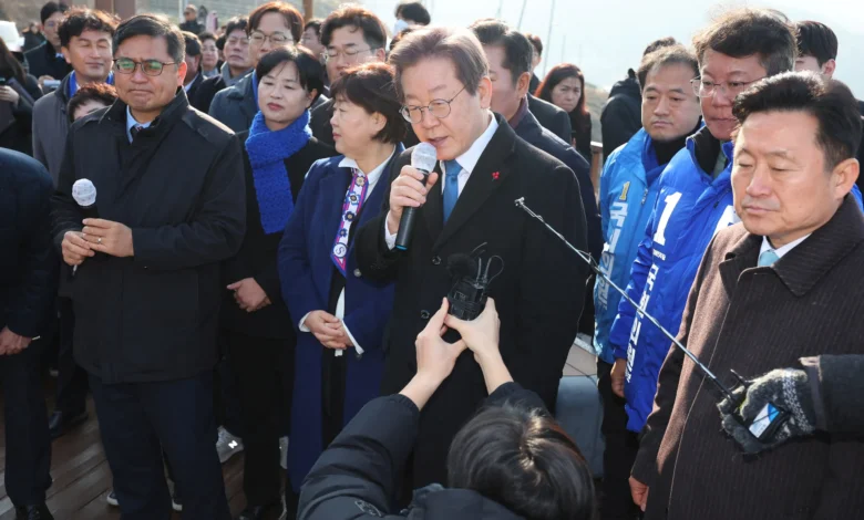 بالصور.. زعيم المعارضة في كوريا الجنوبية يتعرض للطعن في الرقبة