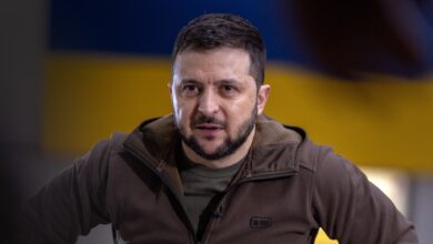 زيلنسكي على وشك إقالة قائد الجيش الأوكراني والسبب؟