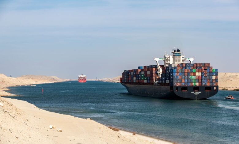 تراجع حركة السفن في قناة السويس بنسبة 42%
