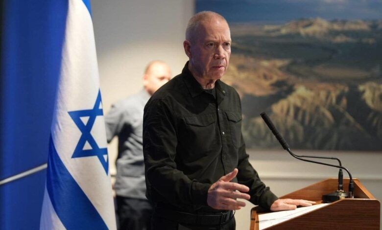 وزير الحرب "الإسرائيلي": نقاتل محوراً وليس عدواً واحداً
