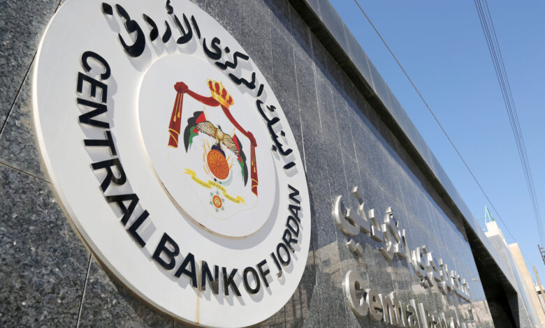 المركزي الأردني يعيد تفعيل قرار ضبط الحوالات المالية من وإلى سوريا