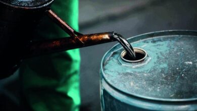 في ظل أزمة البحر الأحمر.. النفط يبدأ عامه الجديد مرتفعاً 1%  