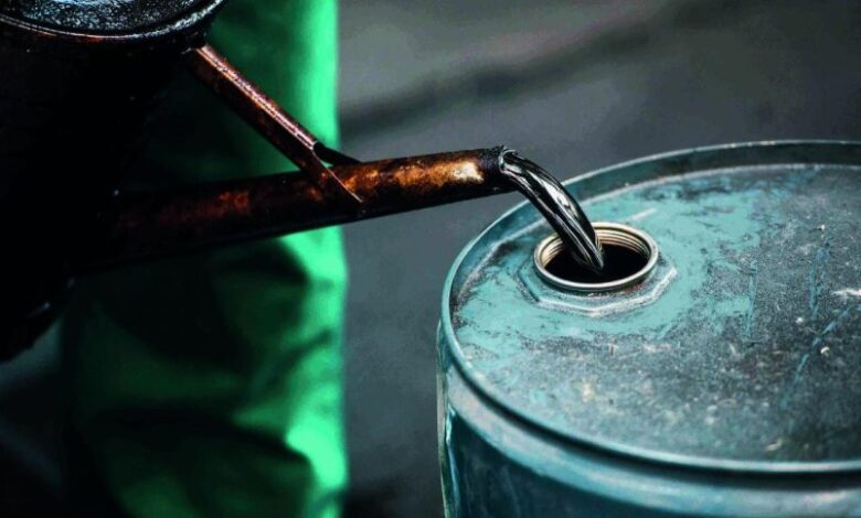في ظل أزمة البحر الأحمر.. النفط يبدأ عامه الجديد مرتفعاً 1%  
