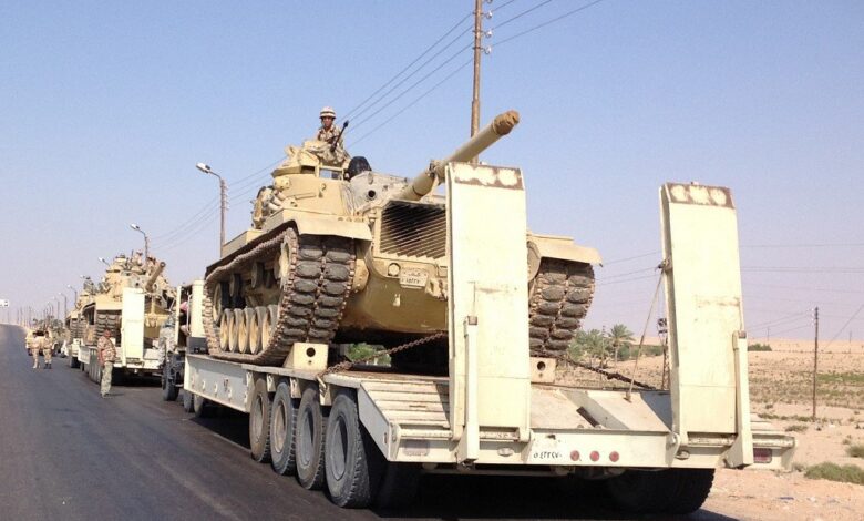 مصر ترسل عشرات الدبابات والمدرعات إلى الحدود