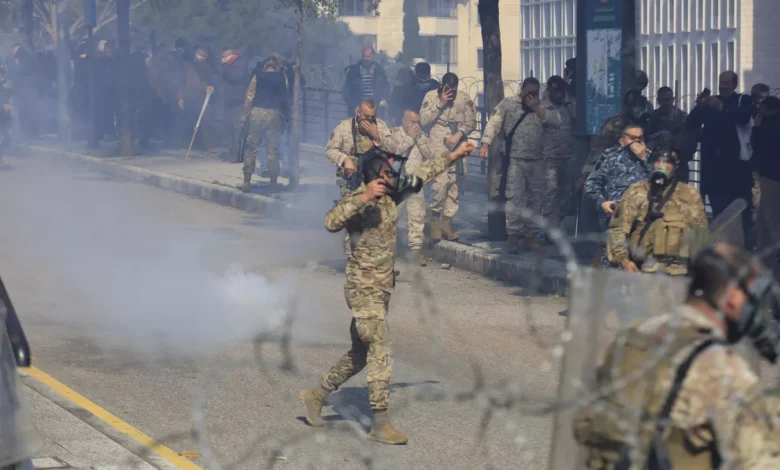 العسكريون المتقاعدون يحتشدون بمظاهرات غاضبة أمام مقر الحكومة في لبنان