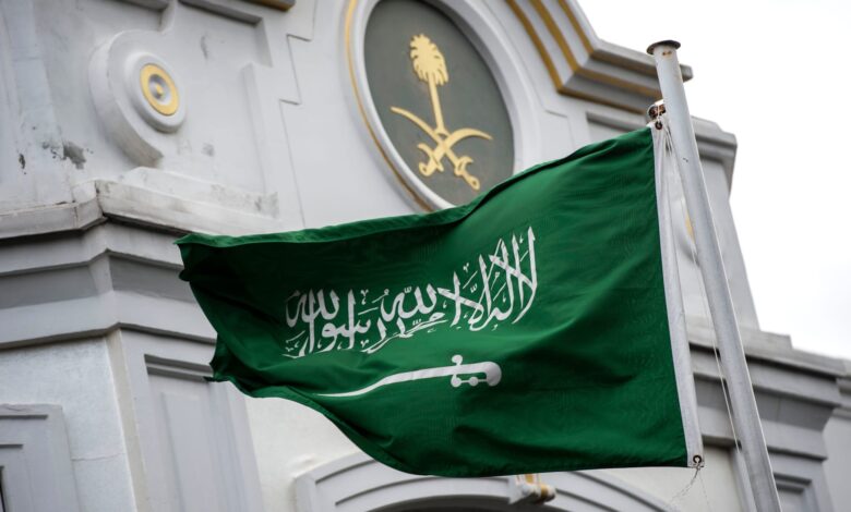 في موقف مفاجئ أعلنت الخارجية السعودية في بيان لها، فجر الأربعاء أن لا علاقات دبلوماسية مع «إسرائيل» قبل إيقاف العدوان الإسرائيلي على قطاع غزة.