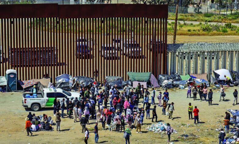 أزمة الحدود مع المكسيك تفضي لعزل وزير أمريكي فمن هو؟