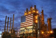 أسعار النفط تتراجع عالمياً بفضل المخزونات الأمريكية