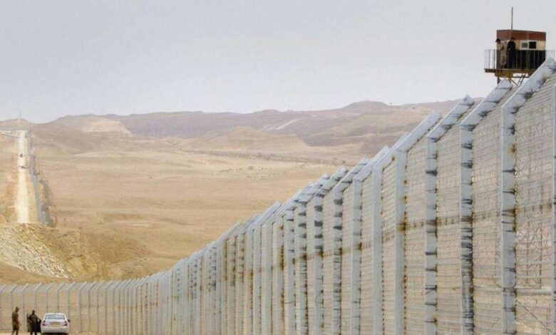 أول تعليق من مصر بشأن بنائها جداراً عازلاً على الحدود