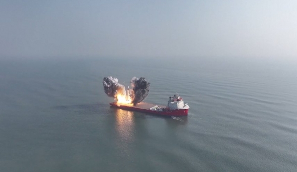 استهداف سفينة بصاروخ في البحر الأحمر