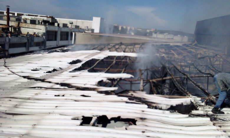 إخماد حريق ضخم في معمل بمدينة اللاذقية