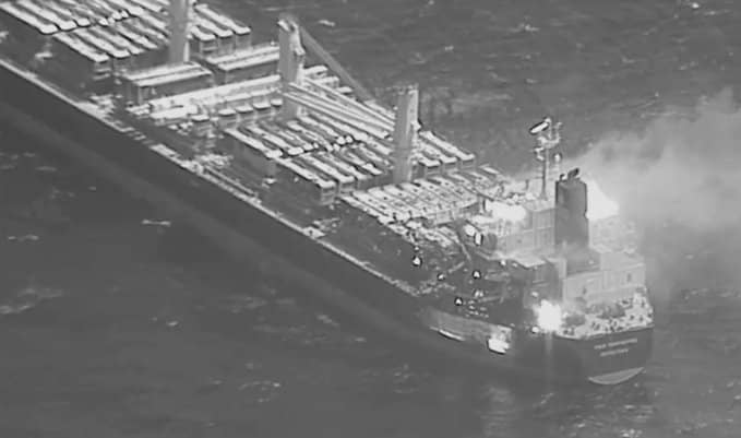 "هجوم يمني جديد".. أمريكا تكشف عدد القتلى وتنشر صورة السفينة