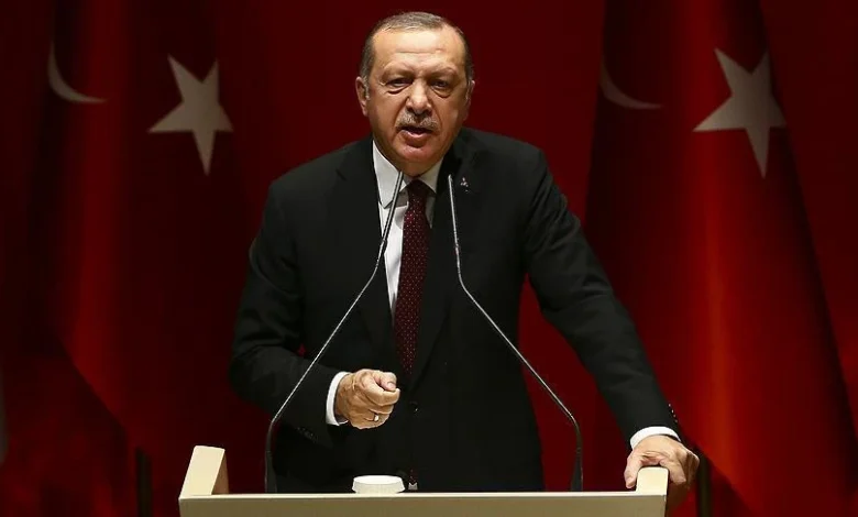 أردوغان يتهم فرنسا بدعم الإرهـ.ـاب في سوريا.. ما علاقة "الإسمنت" ؟