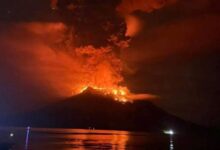 رماد بركان روانغ الثائر يغلق مطاراً في إندونيسيا