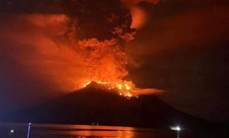رماد بركان روانغ الثائر يغلق مطاراً في إندونيسيا