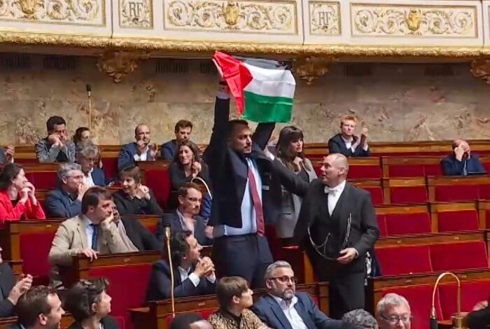 نائب فرنسي يكشف سبب رفعه لعلم فلسطين في البرلمان ؟!