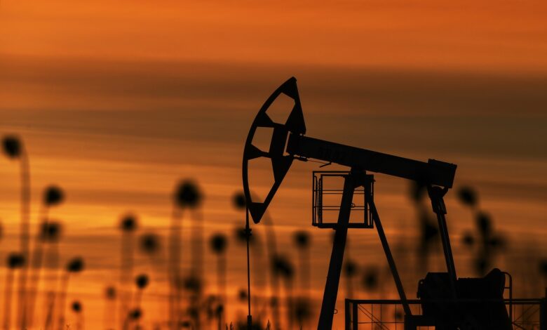 تراجع أسعار النفط وسط ترقب لبيانات مخزونات الخام الأمريكية