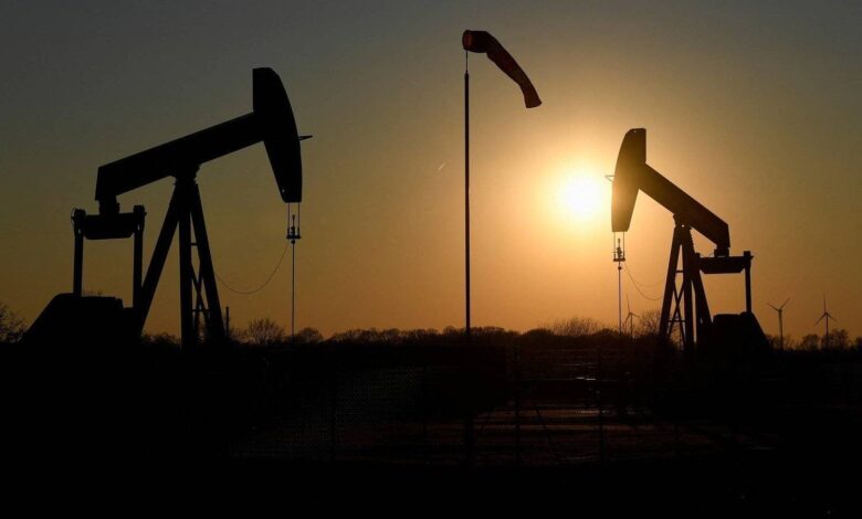 أسعار النفط تتراجع عالمياً