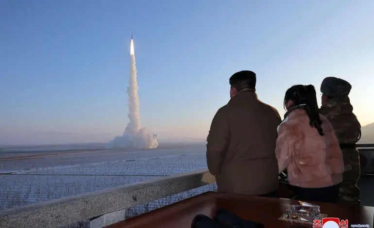 صور.. كوريا الشمالية تختبر صاروخاً تكتيكياً بميزات جديدة
