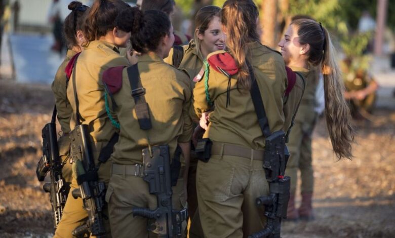 فضيحة كبرى.. ضابط إسرائيلي يصور المجندات سراً وهنَّ عاريات ؟!