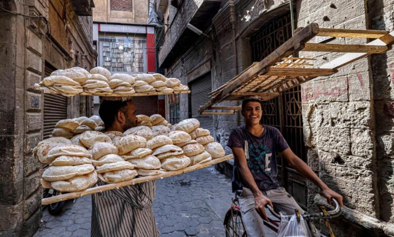 الحكومة المصرية تبدأ تطبيق زيادة سعر رغيف الخبز المدعوم