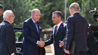 لأول مرة منذ 18 عاماً.. أردوغان يزور مقر حزب الشعب المعارض