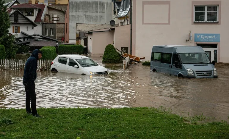 مياه الأمطار المصاحبة للعاصفة بوريس غمرت الشوارع وأغرقت السيارات في معظم مدن التشيك (الأناضول)