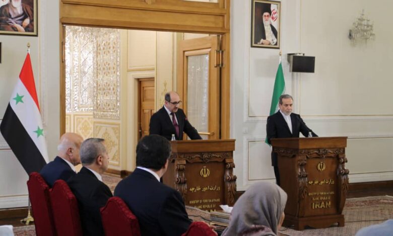 وزبر الخارجية السوري بسام الصباغ (يسار)ونظيره الإيراني عباس عراقجي(يمين)